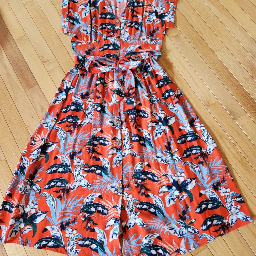 Womens NWT LOFT Midi Dress in Size 4P in Excellent Condition